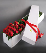 Load image into Gallery viewer, Dozen roses in gift box