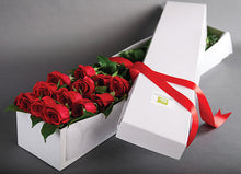 Load image into Gallery viewer, Dozen roses in gift box